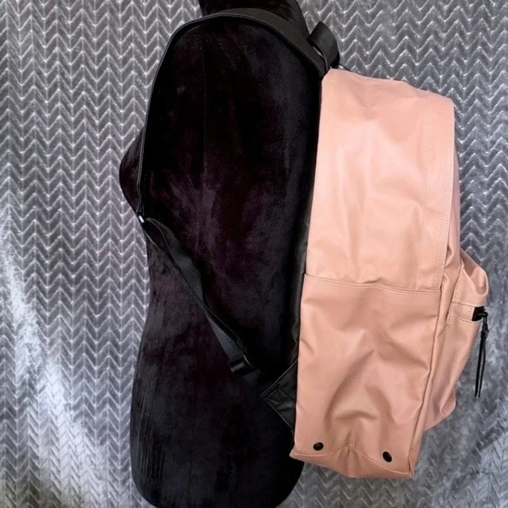 Herschel Supply Co. dimension fit body
